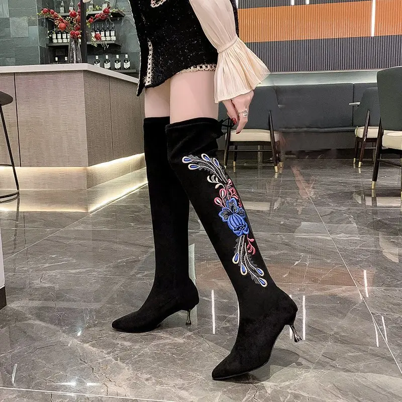 

Женские сапоги выше колена на высоком каблуке, осенне-зимние высокие сапоги с тонкой вышивкой и острым носком, сапоги на тонком каблуке, нов...