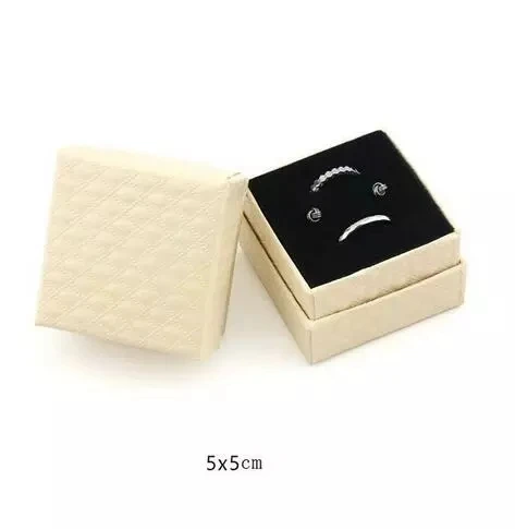 5x5cm beige Новая шкатулка для украшений браслет серьги ожерелье кольцо коробки чехол подарочная упаковка для демонстрации ювелирных украшений Органайзер черный красный белый - Цвет: 5x5cm beige