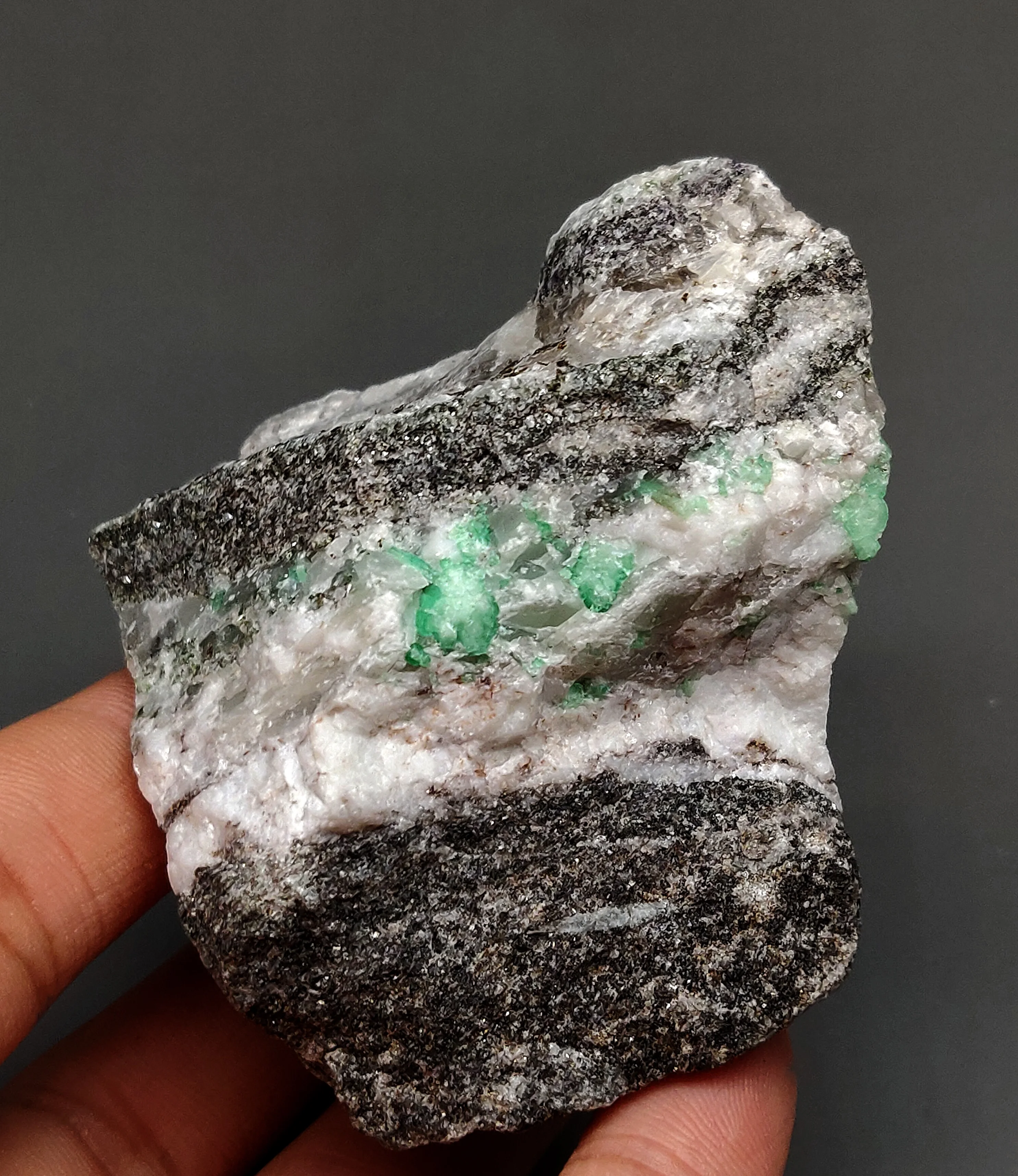 227 г натуральный драгоценный камень класса зеленый изумруд минеральные