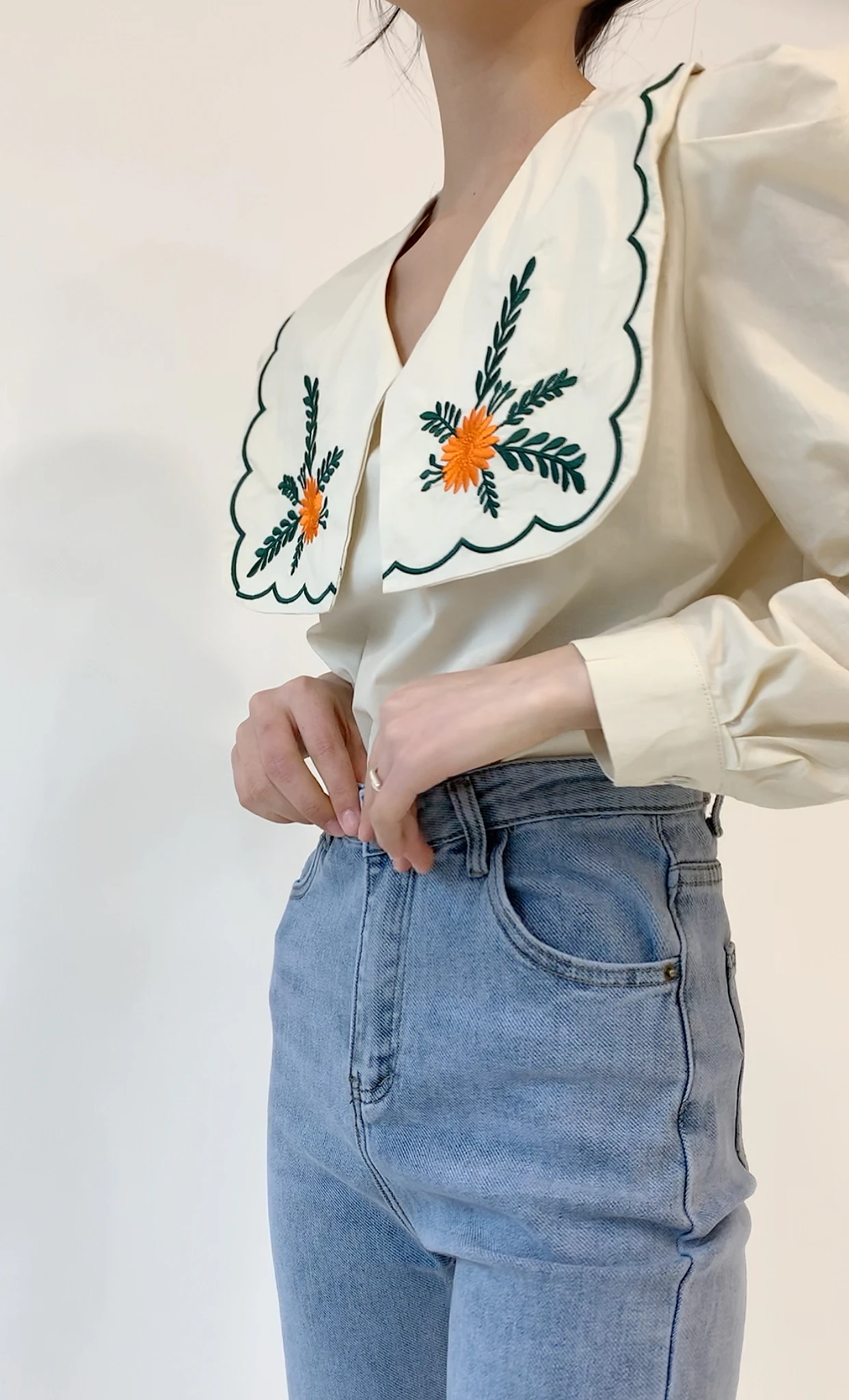 

Comelsexy Elegant Flower Embroidery Blouse Women Peter Pan Collar Long Sleeve Pullover Blusas Spring 2021 New Loose Shirt Femme