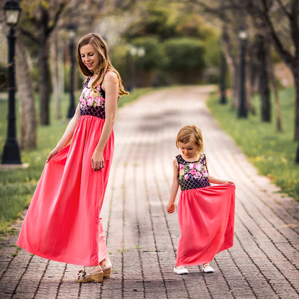 Винтажное длинное платье с цветочным принтом для мамы и меня розовое летнее