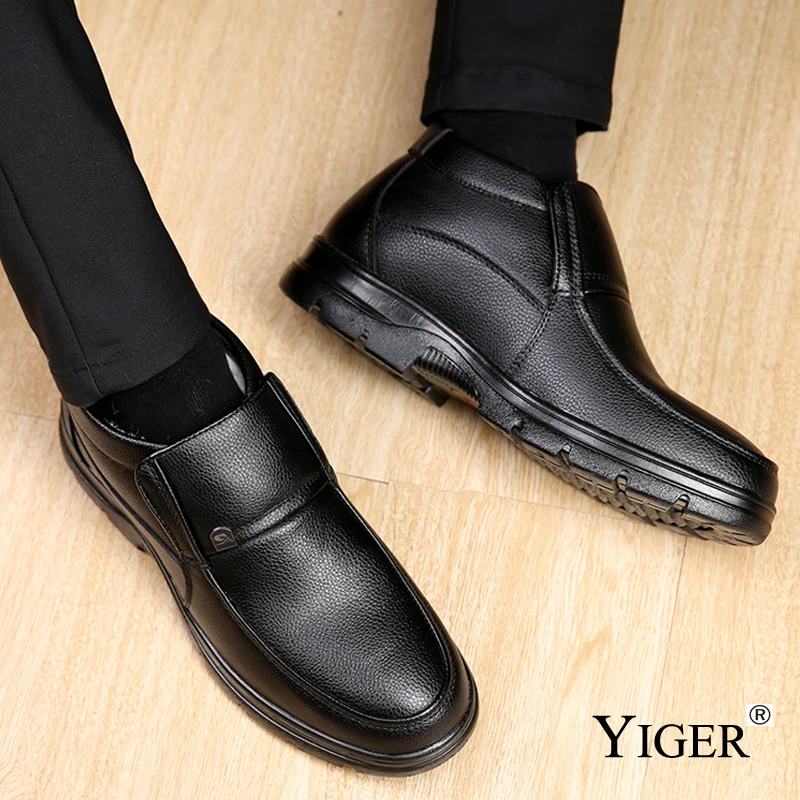 

New Men Cotton boots winter Leather shoes Man Slip-on snow boots Casual Non-slip male leather ankle boots plus fur 0238