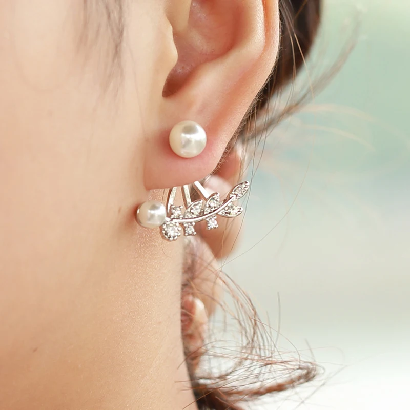 Элегантные женские серьги пусеты в виде листика и жемчуга дизайнерские