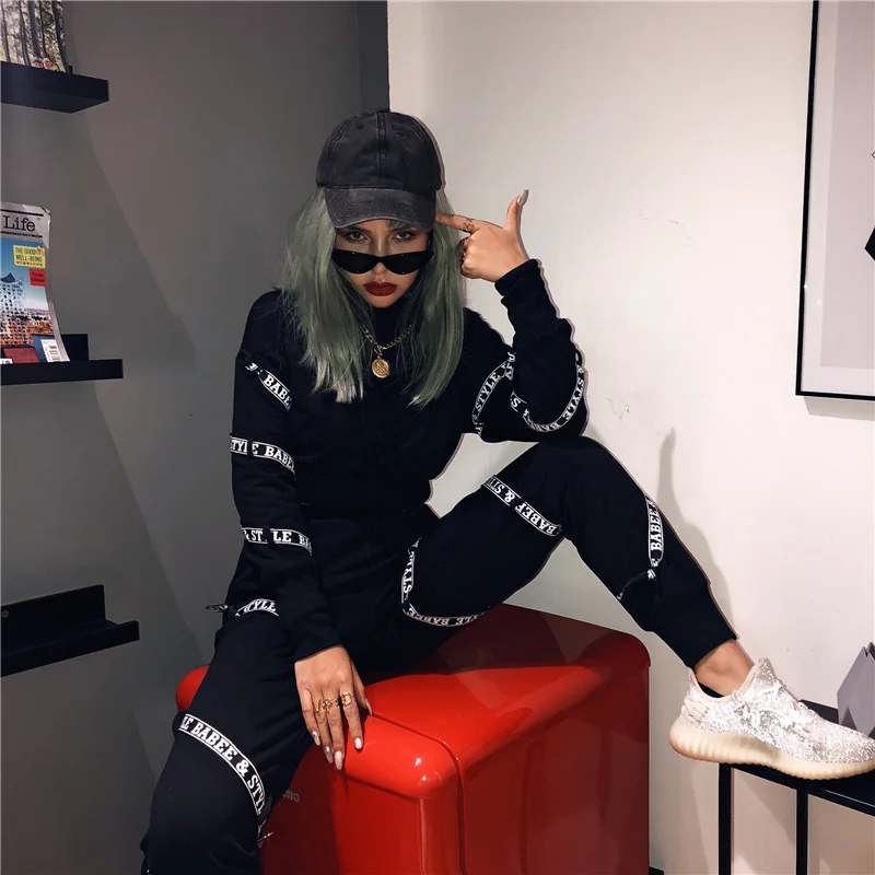 Fitshinling Athleisure повседневный комплект из 2 предметов с поясом и буквенным принтом