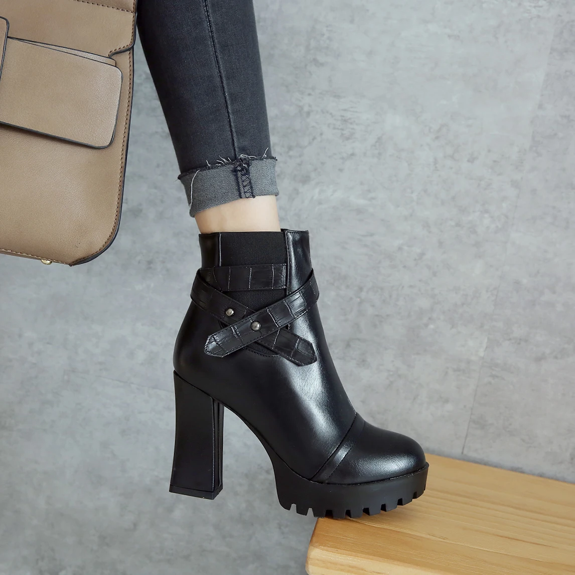 

Женские ботильоны с металлическими заклепками и ремешком на пятке, женские водонепроницаемые ботинки-мартинсы на платформе и боковой молн...