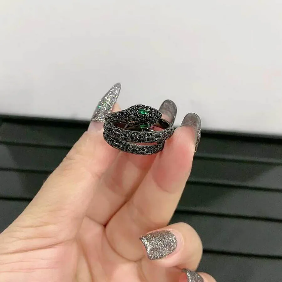 Новинка одиночная черная змеиная форма зеленый глаз зажим для ушей забавные