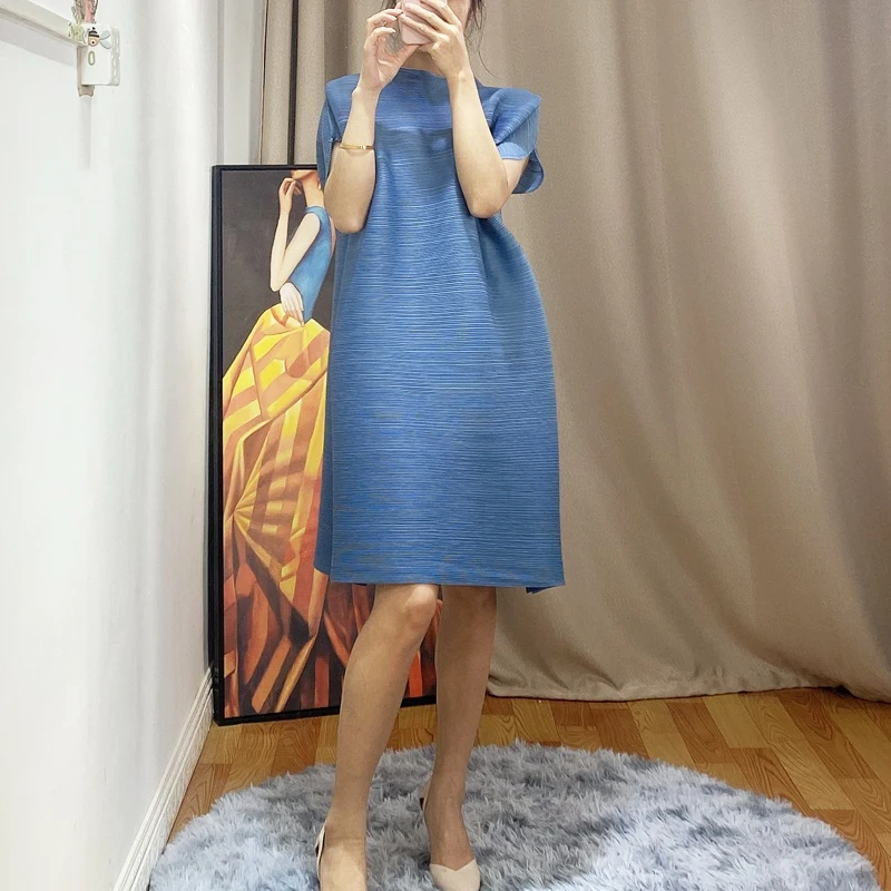 Женское плиссированное платье Changpleat однотонное Свободное с коротким рукавом и