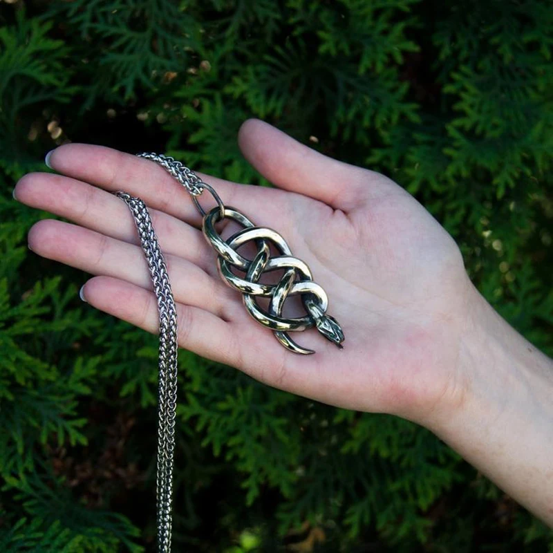 

Personality hip-hop Men's chain necklace Zodiac Viper Medallion Jewelry on the neck Animal pendant necklaces for women