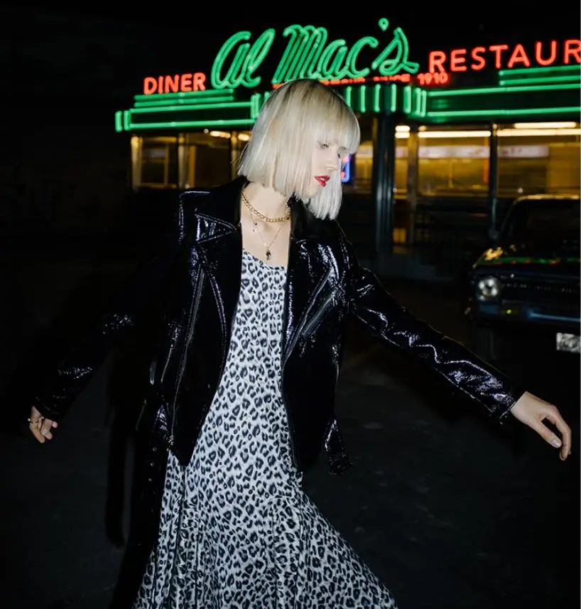 Мотоциклетная блестящая кожаная куртка Женская Весенняя новая глянцевая из