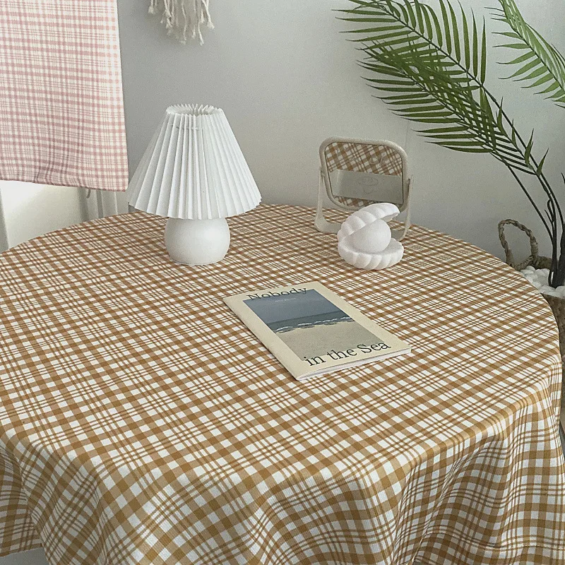 Фотография с блогером "нет рекламы" на фоне клетчатого стола в стиле мягкого домашнего декора.