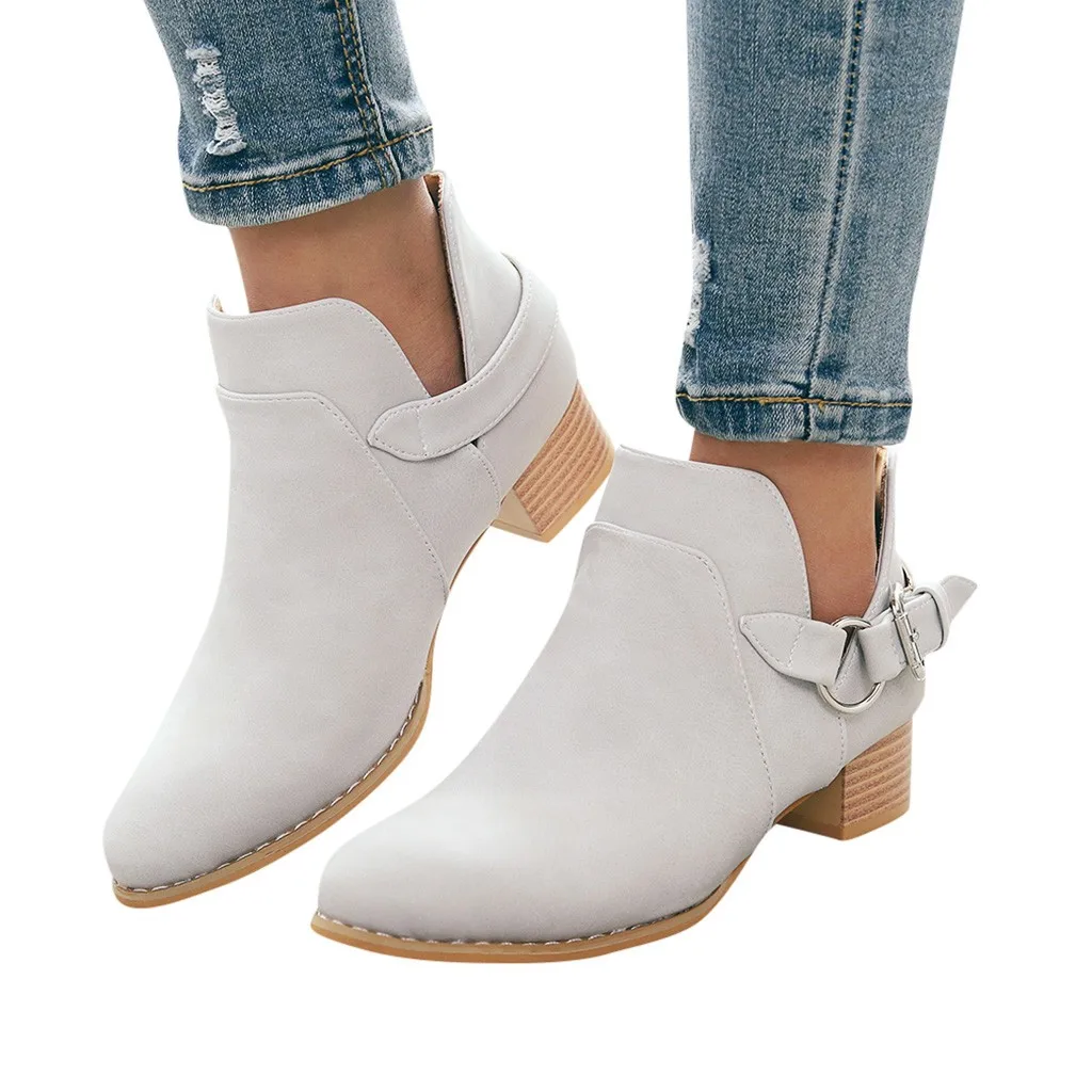 Женские ботинки на ремешке с пряжкой белые однотонные металлическим ремешком