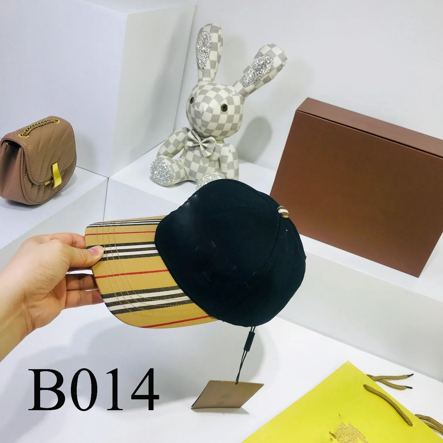 

B014 Classic peaked cap Sun hat The new checkered baseball cap detail quality is super good match 2021 new hot