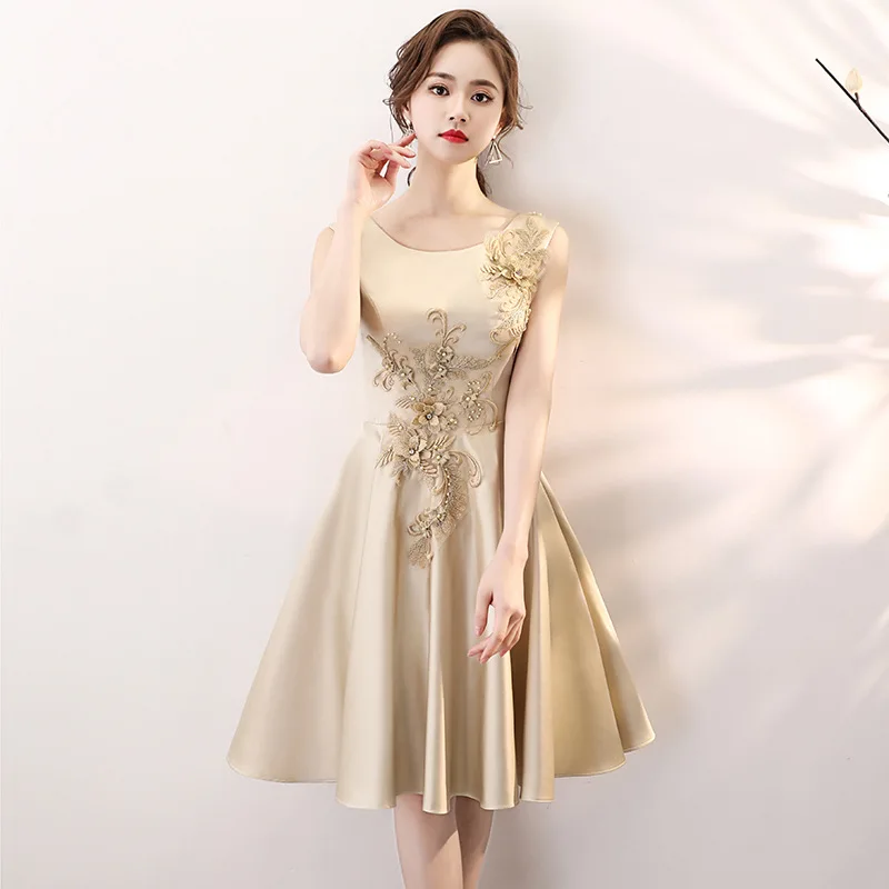

Female Exquisite Flower Appliques Trim Banquet Gown Elegant Sleeveless Formal Party Dress Champagne O-Neck Pleated Dresses