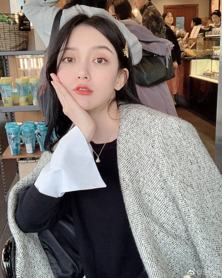 

Titanium steel black and white fan-shaped necklace titanium steel clavicle chain small skirt necklace pendant does not fade