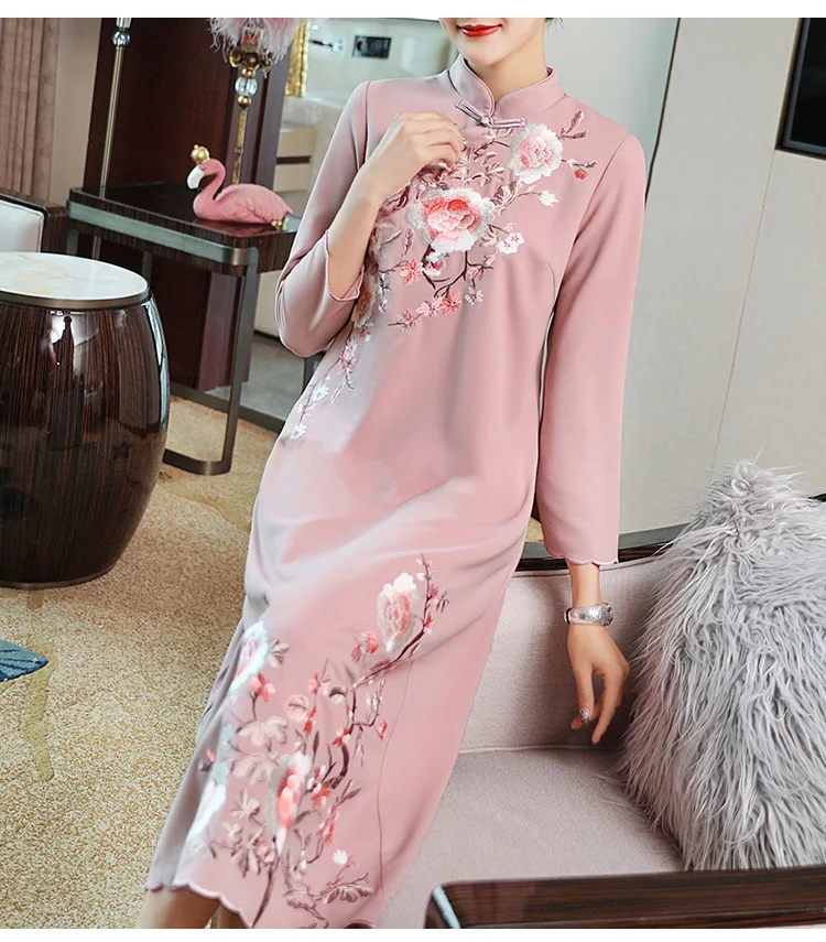 

New autumn original Chinese retro style flower Embroidered big size mandarin collar button Cheongsam loosen dress for women