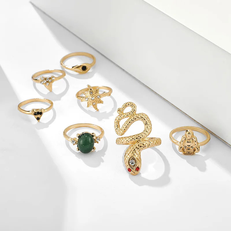 Женское кольцо на палец блестящее золотого цвета с кристаллами и фианитами