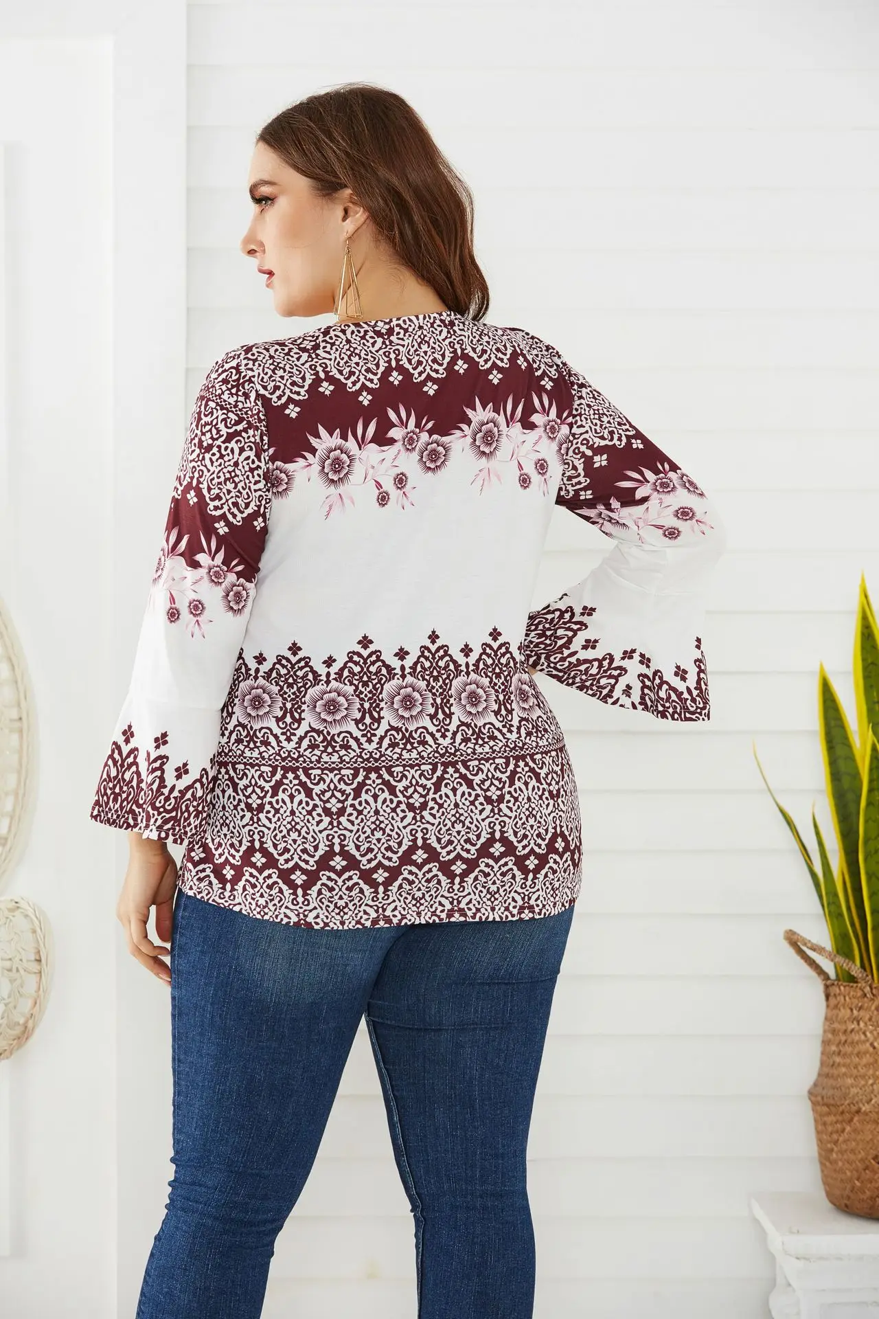 Футболка женская с длинным рукавом повседневный модный топ расклешенным принтом