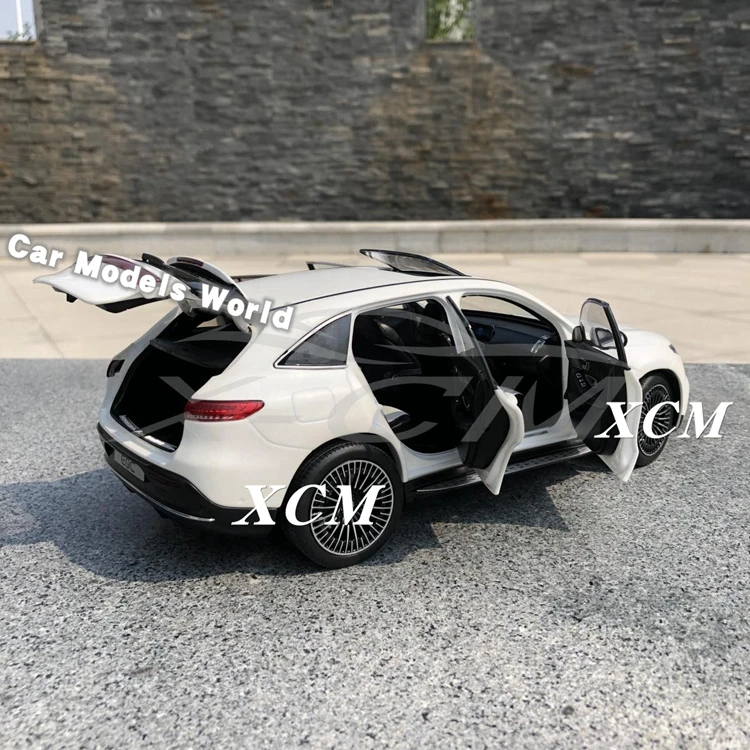 Литая под давлением модель автомобиля для EQC 1:18(белый) крышка двигателя не открывается+ маленький подарок