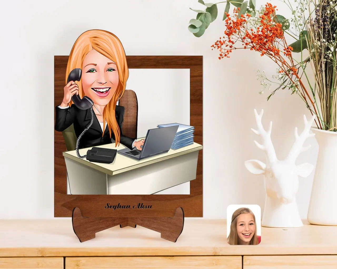 

Персонализированные Для женщин помощник карикатура деревянная стойка 3D Biblo-1