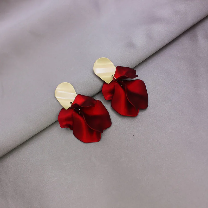 Женские серьги-гвоздики с большим цветком простые геометрические серьги