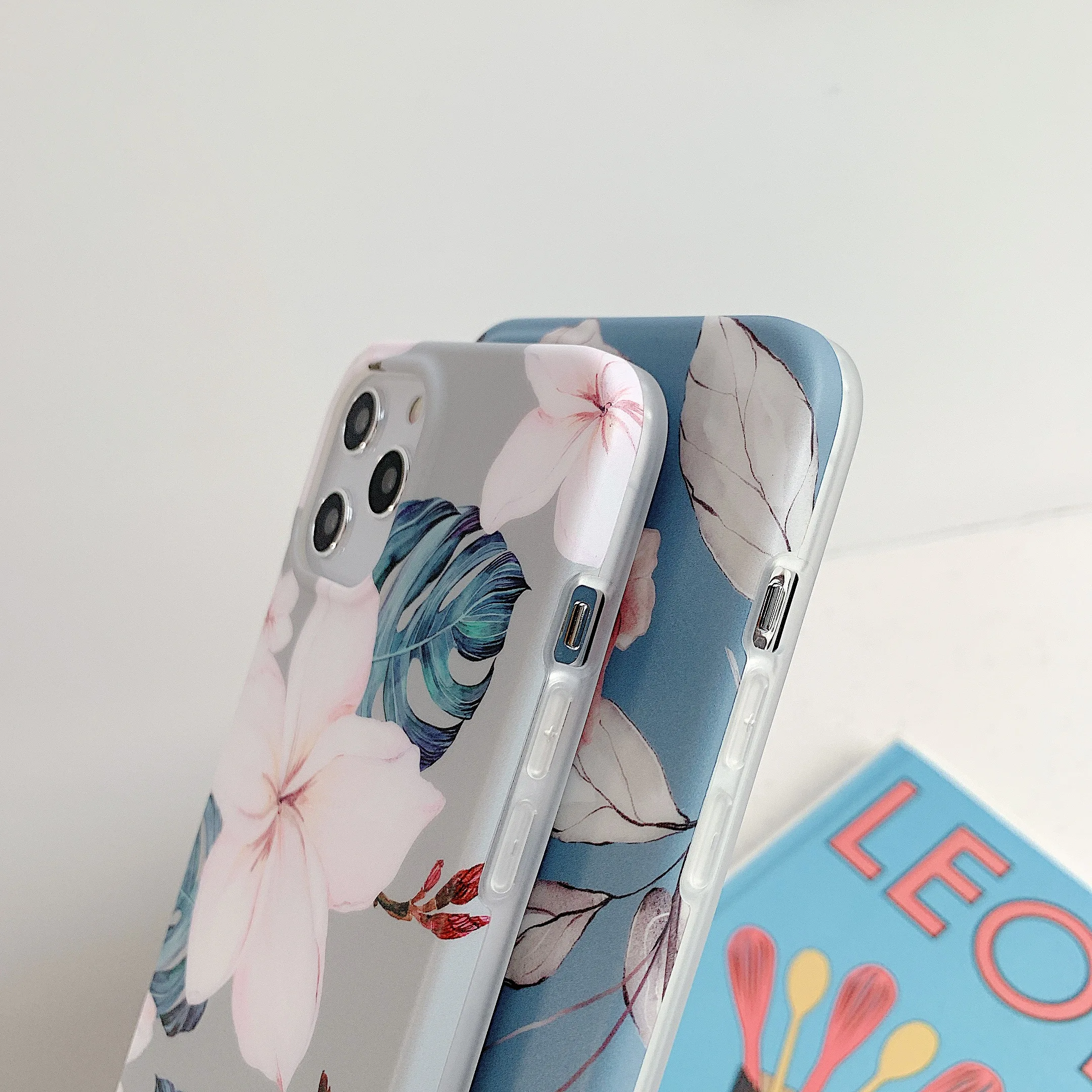 

For IPhone 12 Blue Background Pink Pollen Flower Green Leaf Cute Flower Case Drop-Resistant Mobile Phone Protective Cover