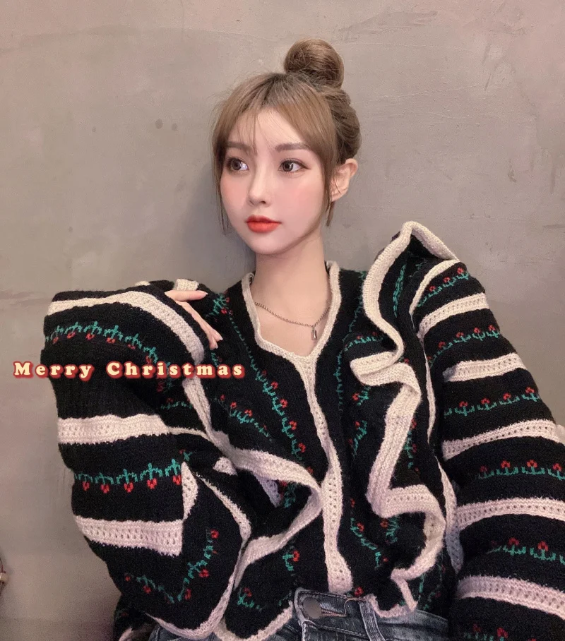 

Women 2021 Fashion Floral Embroidery Pompoms Knitted Pullover Sweater Vintage V Neck Ruffled Female Outerwear Chic Tops