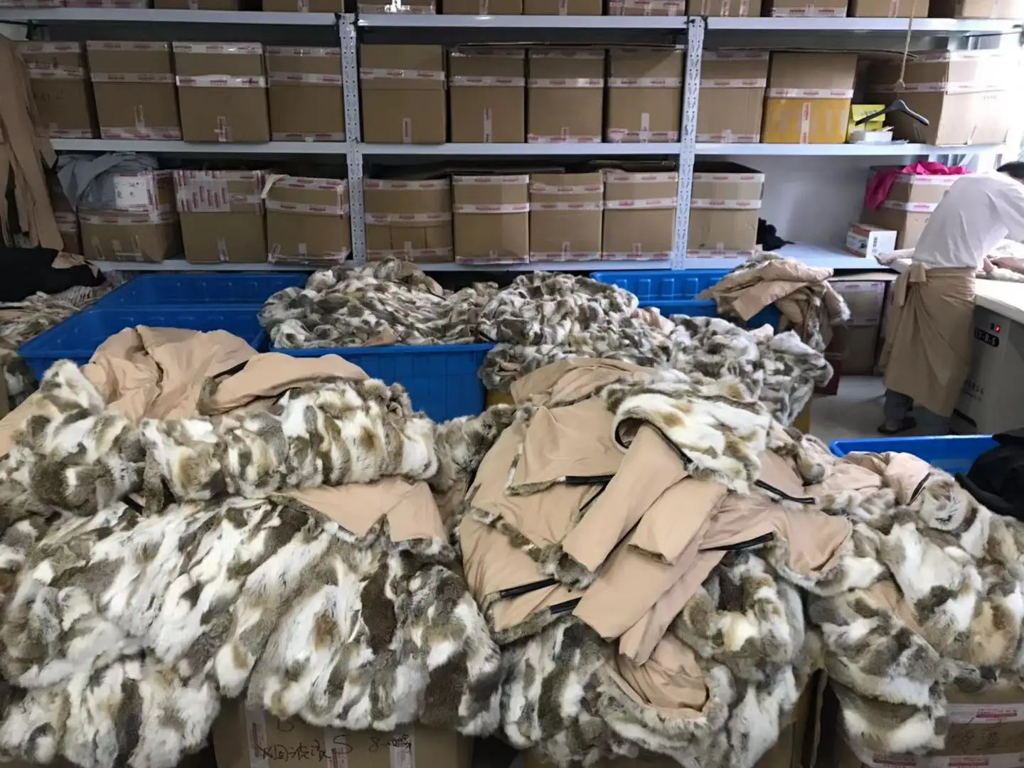 Новое кожаное пальто женский модный теплый кроличий мех супер большой воротник из меха енота длинная куртка Паркера женский