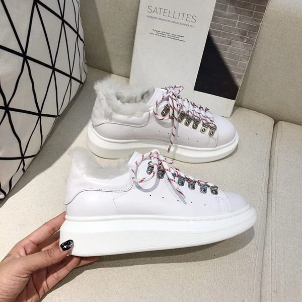 Женские кроссовки из натуральной кожи с теплым мехом цвет черный белый женская