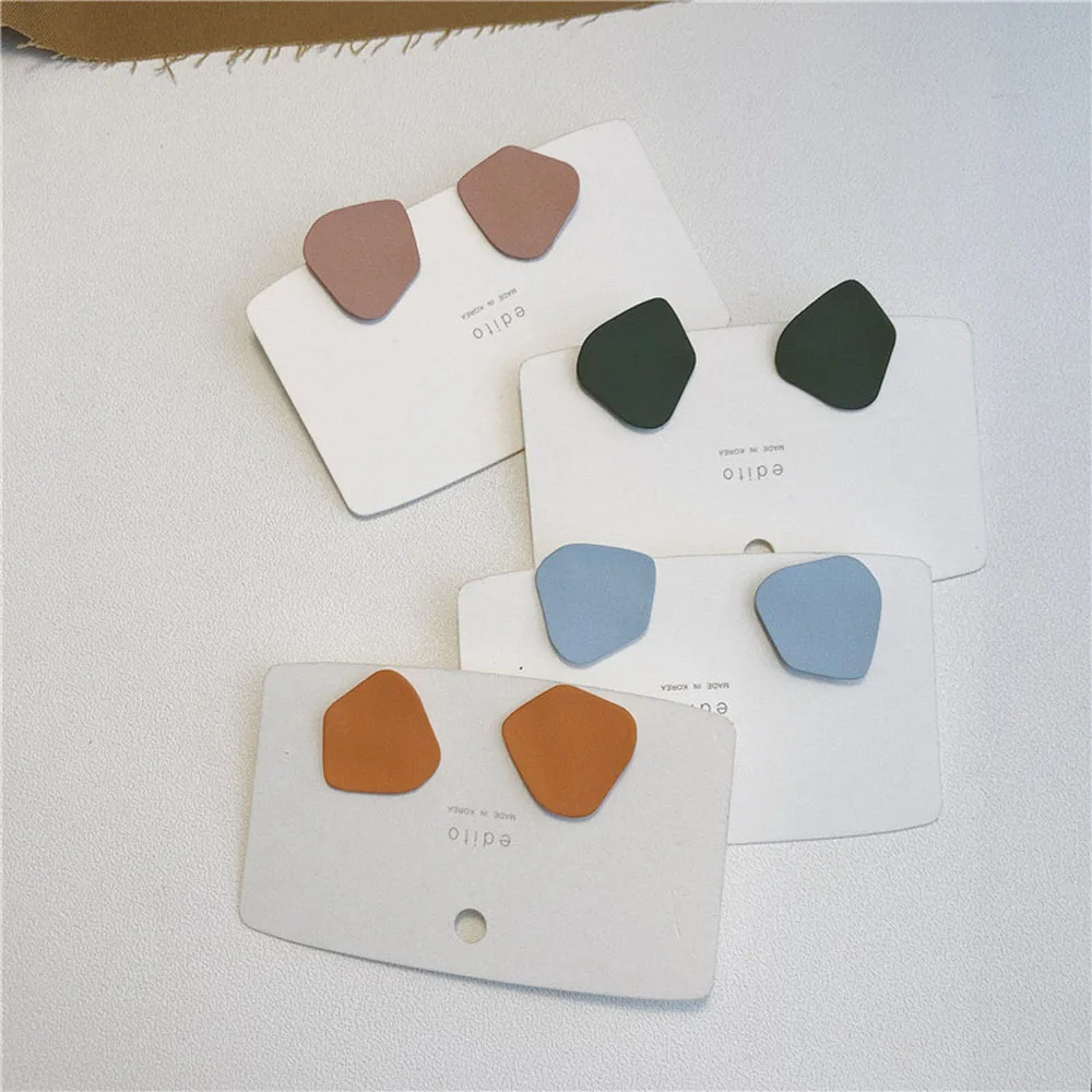 Асимметричные геометрической формы полые матовые цветные серьги гвоздики для