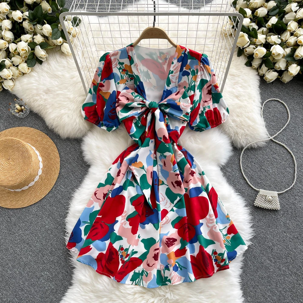 

Женское короткое ТРАПЕЦИЕВИДНОЕ ПЛАТЬЕ с бантом, V-образным вырезом и цветочным принтом