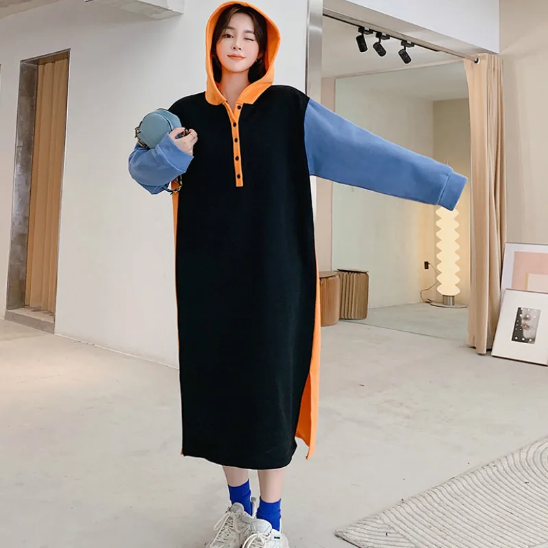 

Женское осеннее платье-свитшот с капюшоном и разрезом