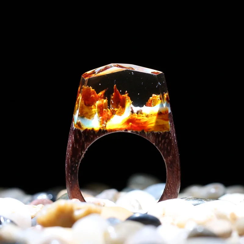 Женское кольцо из дерева и смолы свадебное ручной работы с изображением