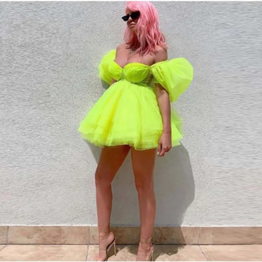 

Bright Green Fashion Tutu Short Cocktail Dresses 2020 Off The Shoulder Mini Homecoming Dresses Puffy Party Homecoming Dress
