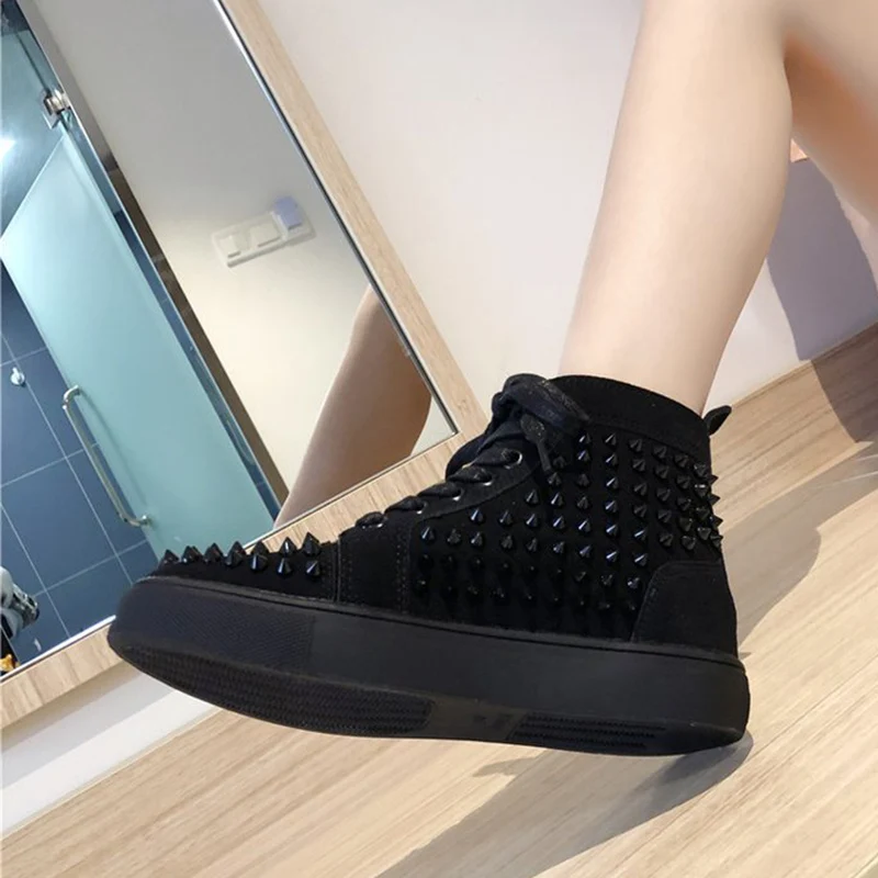 Износостойкие Нескользящие однотонные кроссовки с шипами и ушками на шнуровке