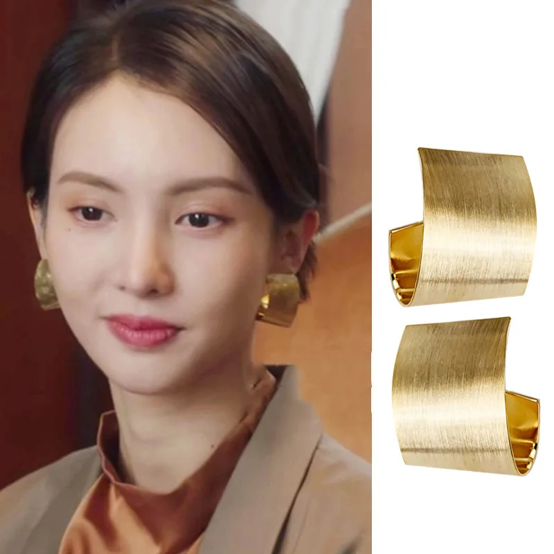 

Модные трендовые Новые простые металлические серьги с матовой завивкой, корейские личные темпераментные женские серьги
