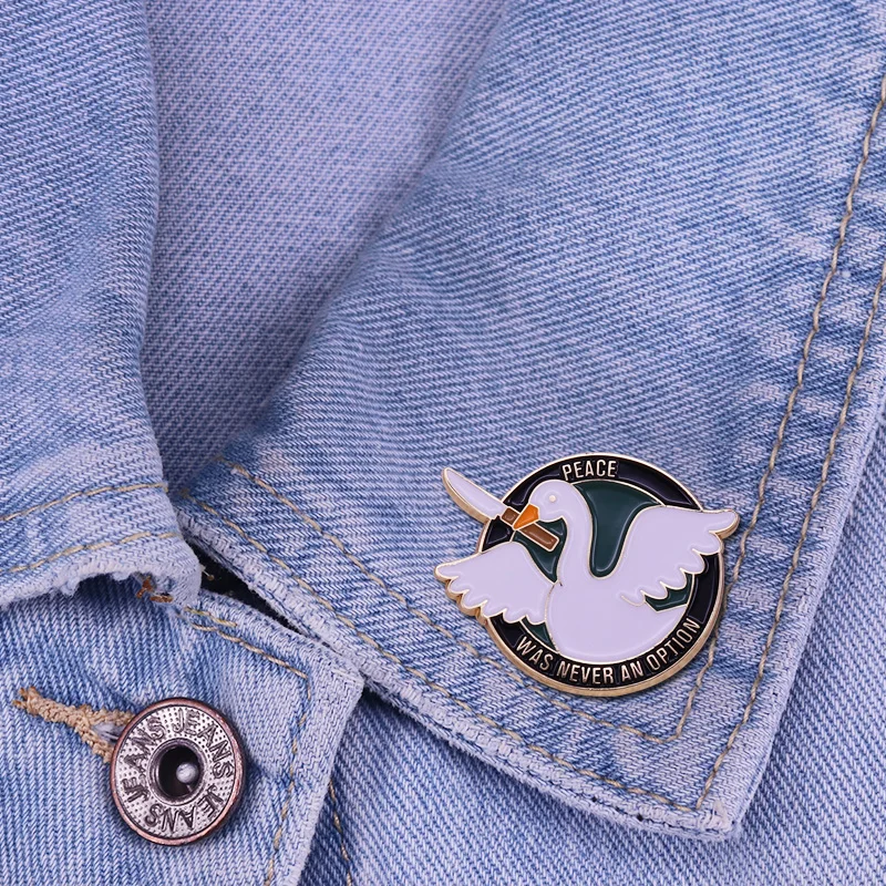 Забавная эмалированная заколка в виде гусиного мема без названия | Украшения и