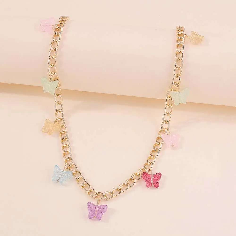 

Женское платье с бабочкой и жемчужными бусинами