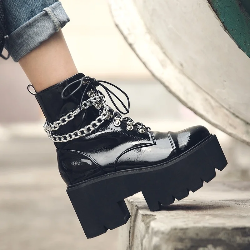 

2021 new star same patent leather thick bottom round head chain zipper punk style high heeled boots