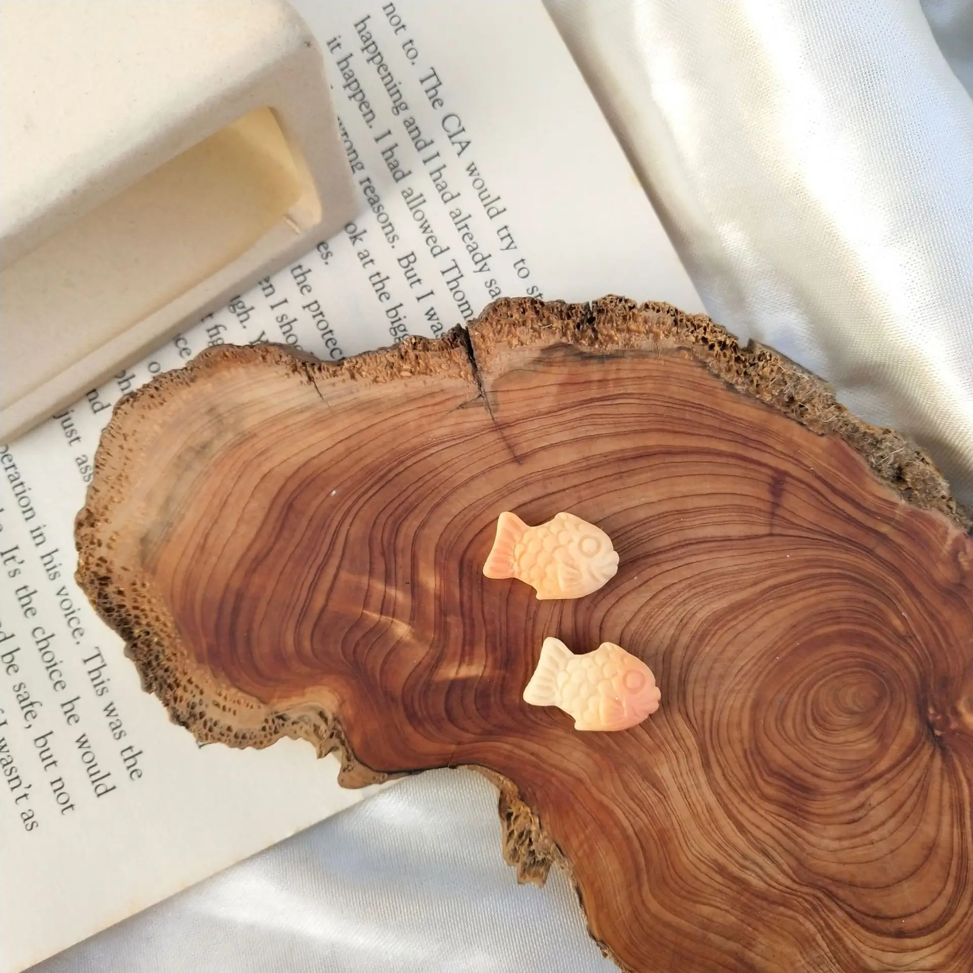 

SNCSDK Creative Cartoon Cute Little Fish And Biscuits Simple Girl Funny Ear Clip Women's Stud Earrings 2020 Fashion Accessories