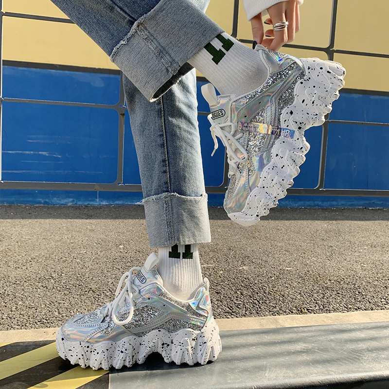 Женские кроссовки Сезон весна 2020 года Модная блестящая дышащая женская обувь с