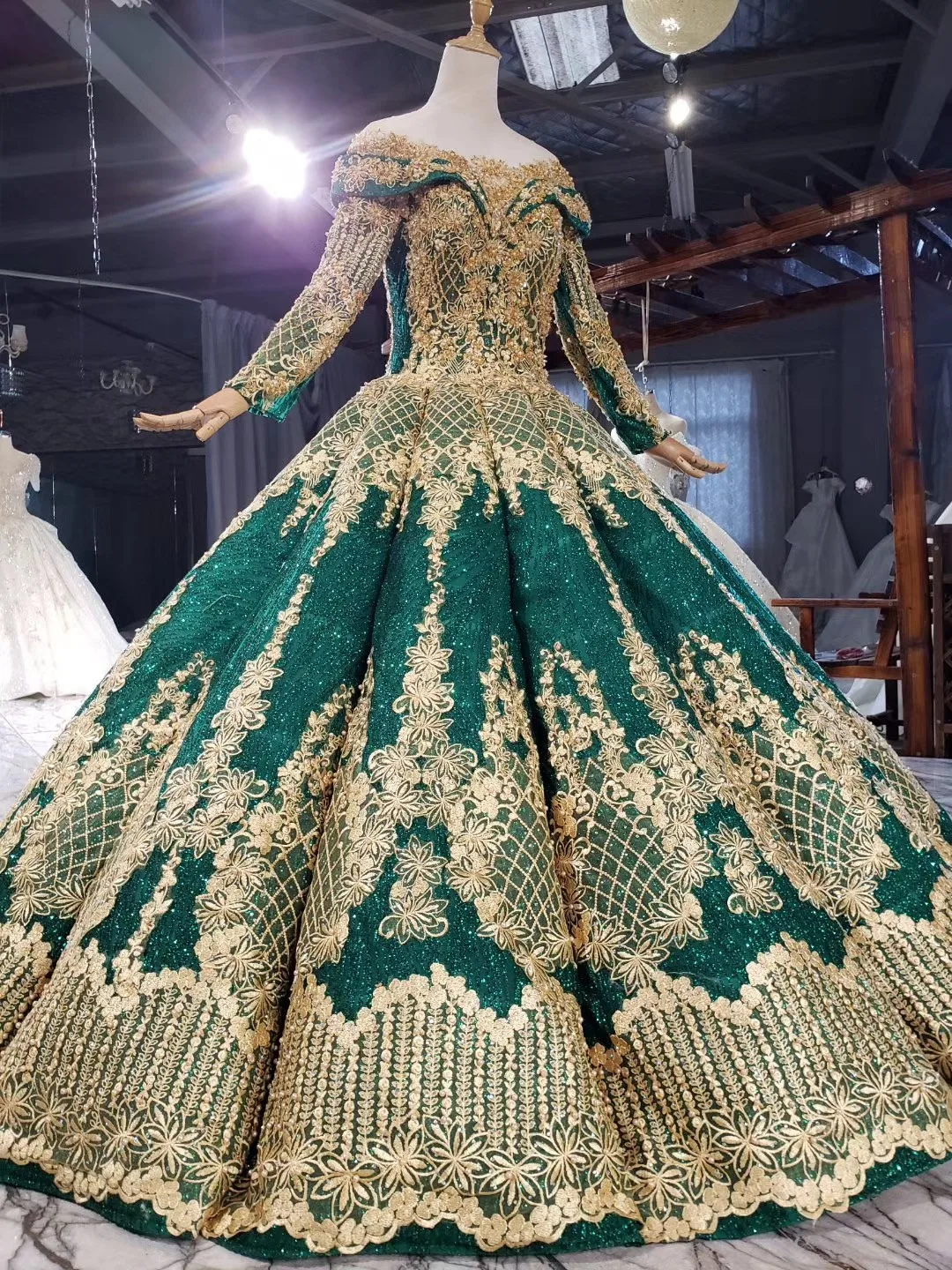 2021 Lace Appliques Ball Gown Waves Bridal Gown Fashion Green Sparkle Gold Lace Bridal Dress Wedding Dresses