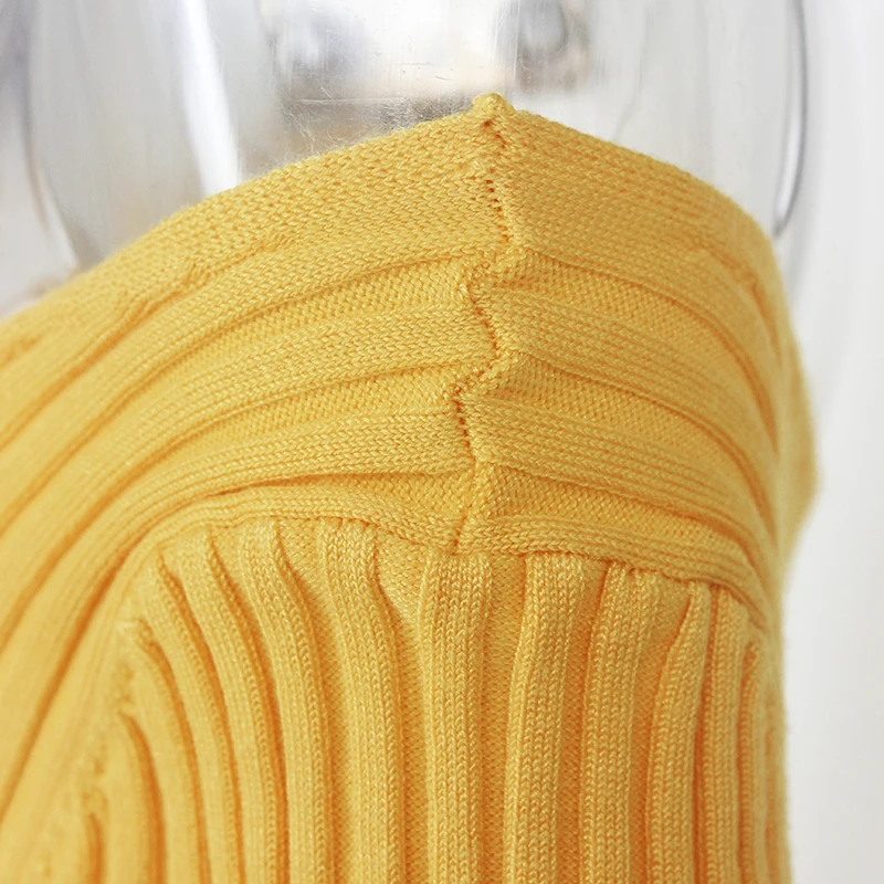 Женское трикотажное облегающее платье-свитер с открытыми плечами | Женская