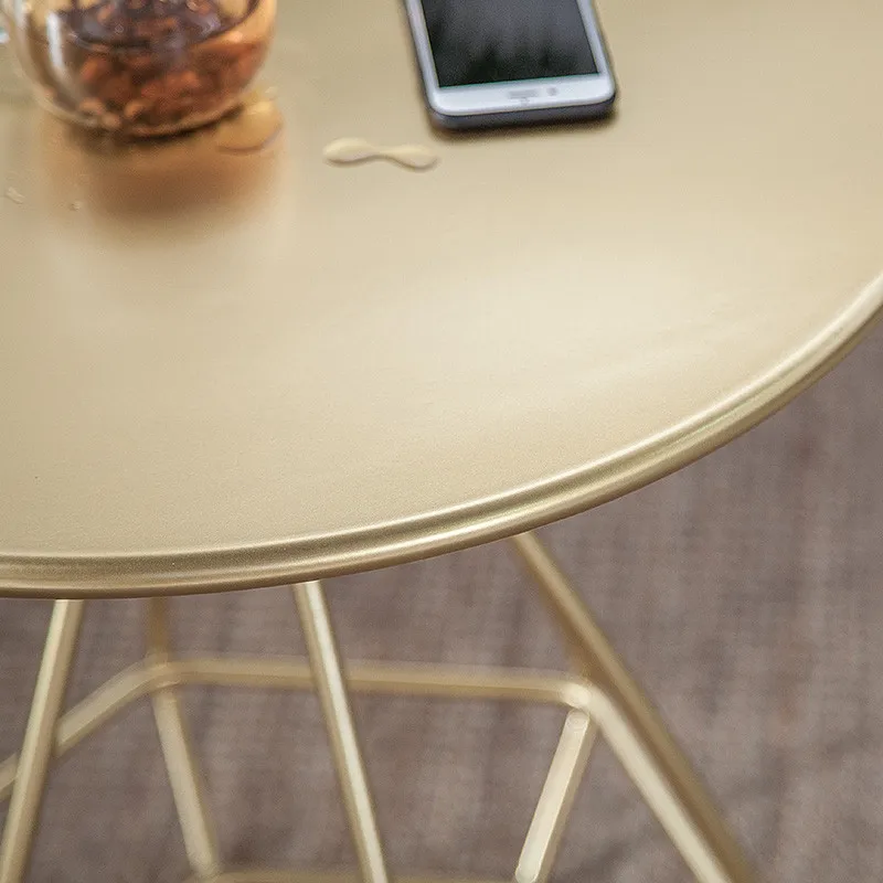 Простой современный журнальный столик из кованого железа с золотой стороны