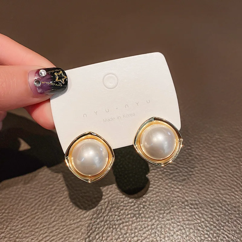 

925 Silver Needle French Retro Simple Elegant Temperament Cold Wind Freshwater Pearl Geometric Earrings