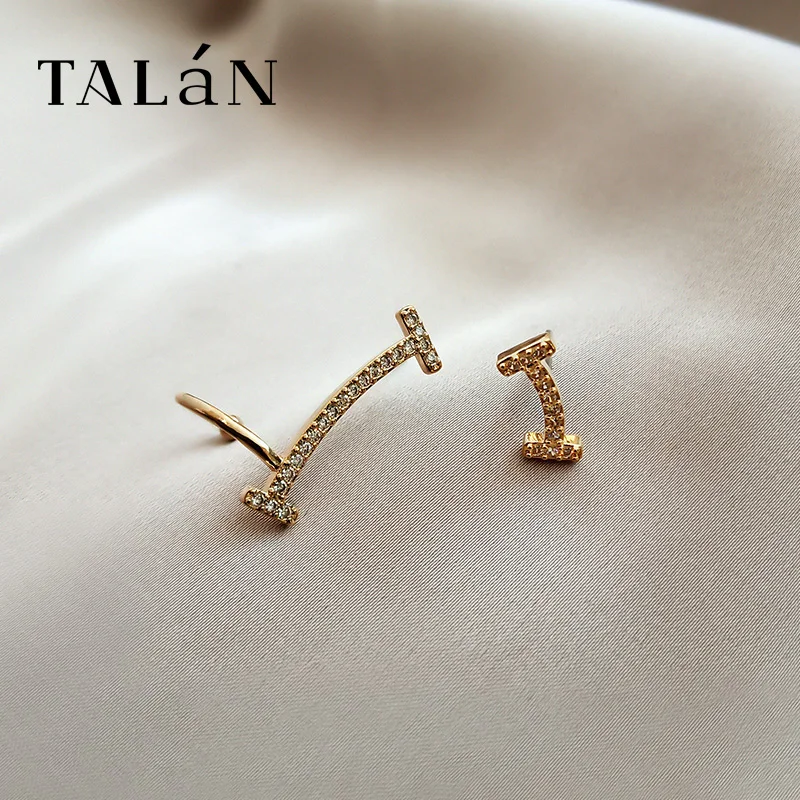 

Fashionable Asymmetric Earrings for Women Graceful Online Influencer Ins Style Smiley Face Ear Clip Earrings Simple Cold Style