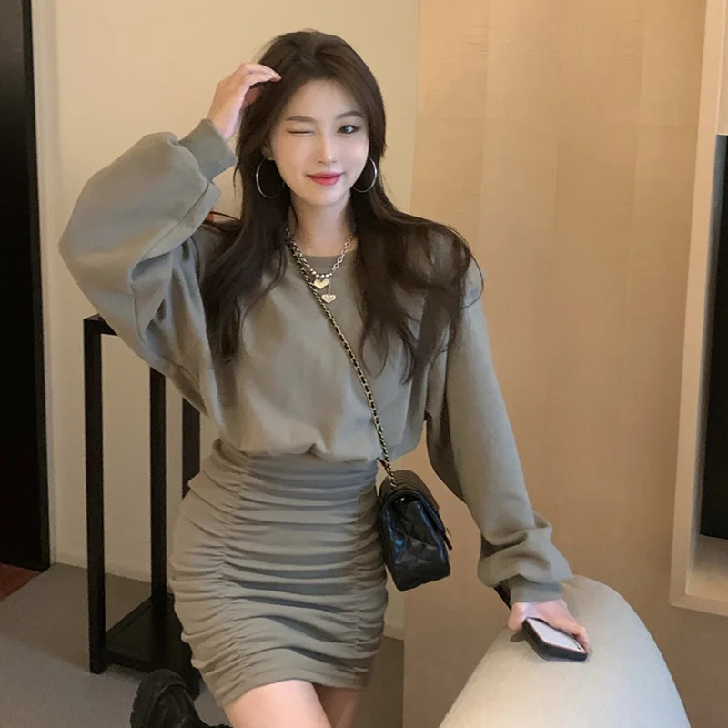 Женское платье с длинным рукавом серая облегающая короткая юбка на бедрах модель