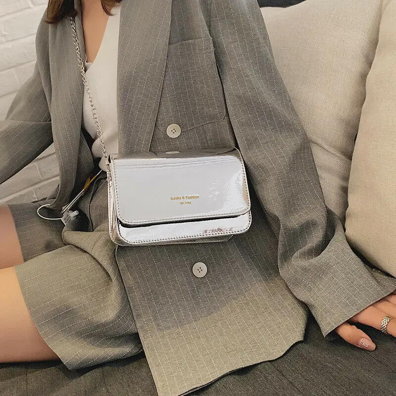 Женская сумка маленькая квадратная из лакированной кожи с цепочкой на