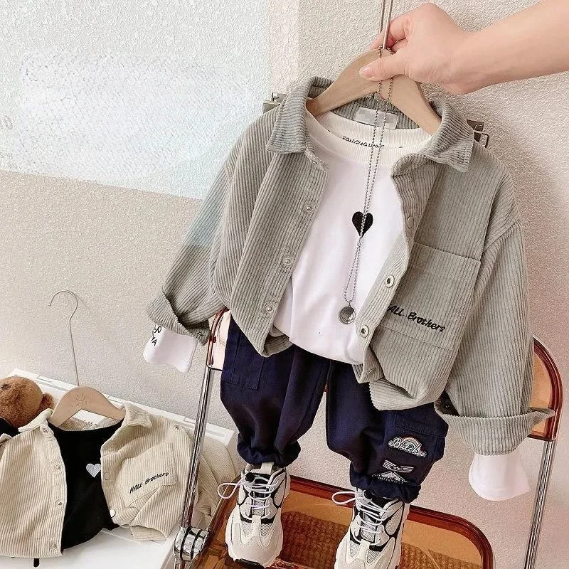 

Красивые куртки для мальчиков Модный Дизайн нашивки детская зимняя одежда для детей Вельветовая Одежда для маленьких мальчиков топы EY09273