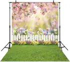 Фон для фотографирования с изображением весеннего пасхального сада зеленой травы газона розовых цветов бабочки забора