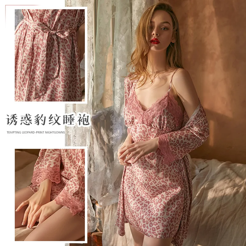 

Халат женский леопардовый с глубоким V-образным вырезом